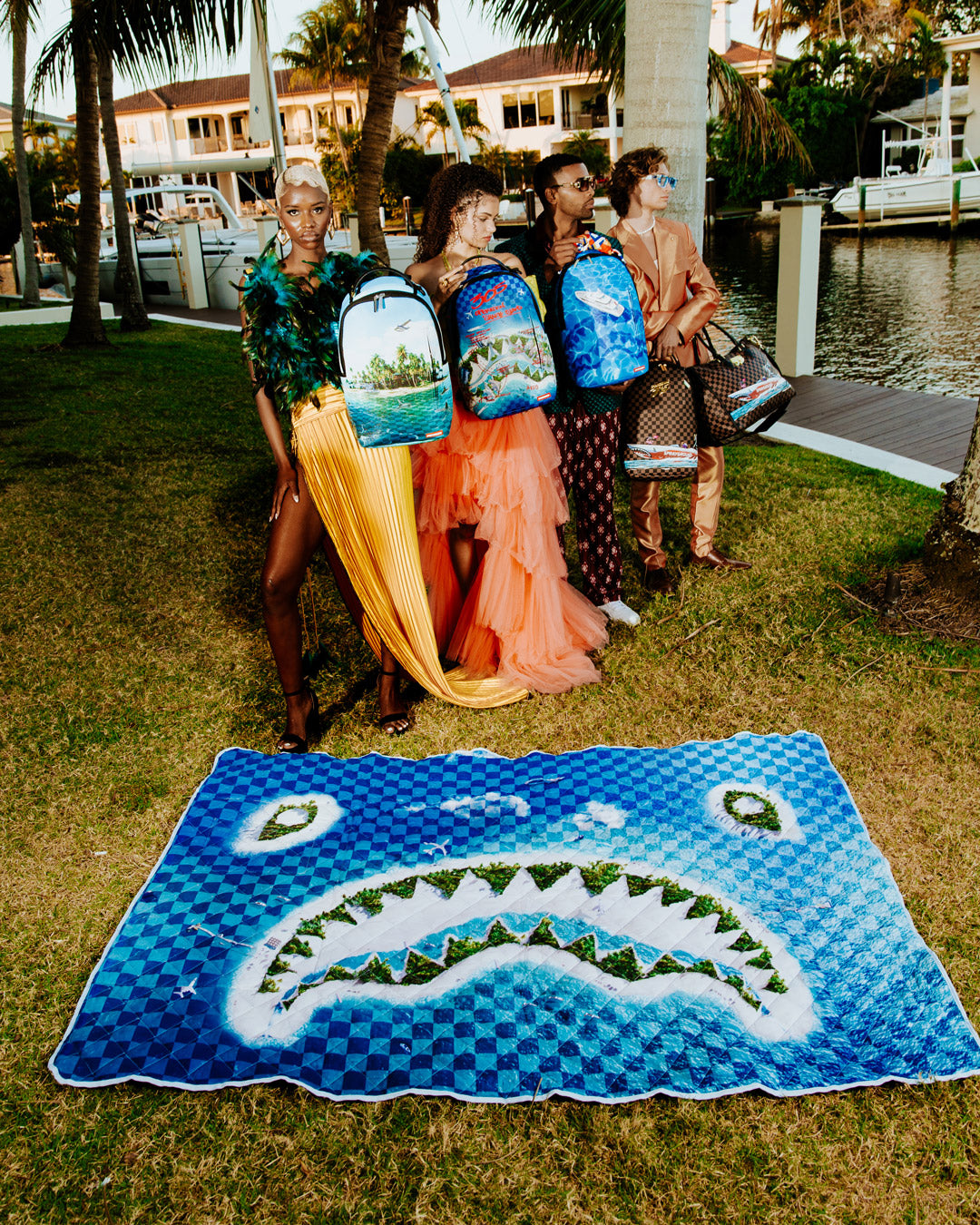 SHARK ISLAND PACKABLE BEACH MAT BLANKET WATER RESISTANT CONVERTIBLE TOTE